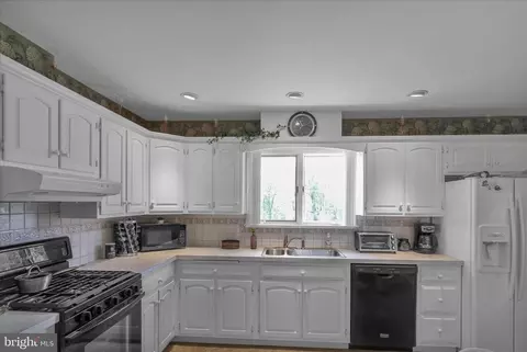 Kitchen - 1620 Commonwealth Blvd, Reading, PA 19607 photo 2 of 3