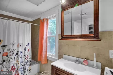 Bath - 12 Intervilla Ave, Reading, PA 19609 photo 2 of 2