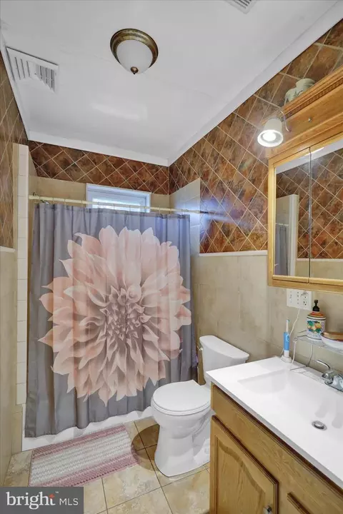 Bath - 12 Intervilla Ave, Reading, PA 19609 photo 1 of 2