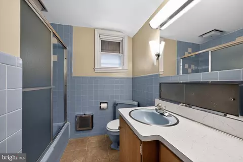 Bath - 1427 Lacrosse Ave, Reading, PA 19607 photo 1 of 1