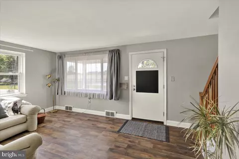 Entry Way - 418 Egle Rd, Reading, PA 19601 photo 3 of 4