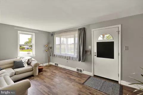 Entry Way - 418 Egle Rd, Reading, PA 19601 photo 2 of 4