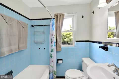 Bath - 418 Egle Rd, Reading, PA 19601 photo 2 of 3