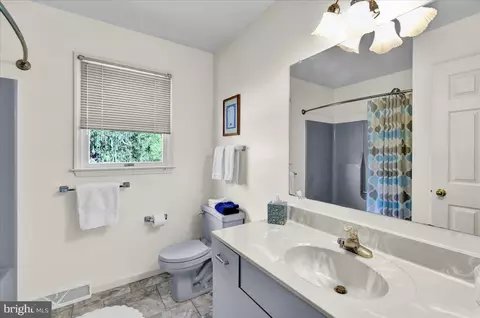 Bath - 512 Thomas Pl, Reading, PA 19608 photo 3 of 4