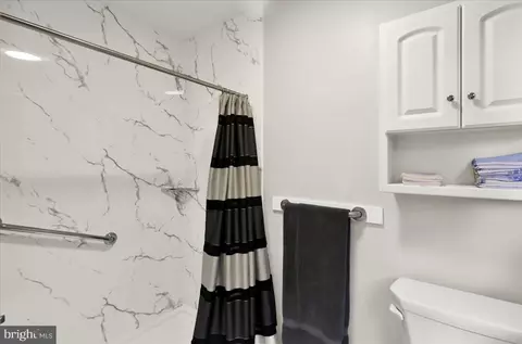 Bath - 512 Thomas Pl, Reading, PA 19608 photo 2 of 4
