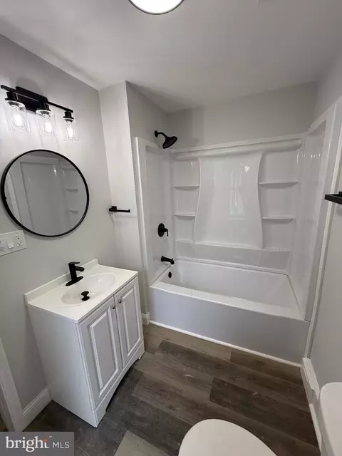 Bath - 535 Moss St, Reading, PA 19604 photo 2 of 2