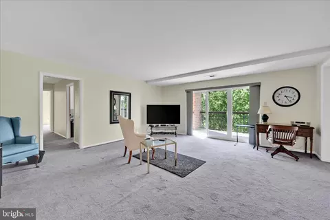 Living - 1375 Pershing Blvd #608, Reading, PA 19607 photo 2 of 2
