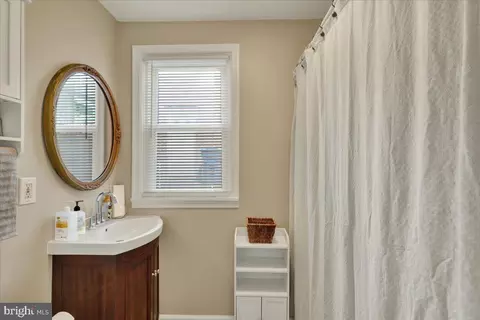 Bath - 307 Summit Ave, Reading, PA 19607 photo 2 of 2