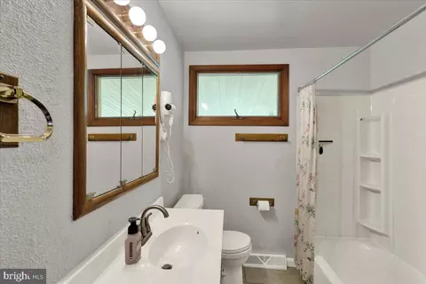 Bath - 702 Frederick St, Reading, PA 19607 photo 1 of 4