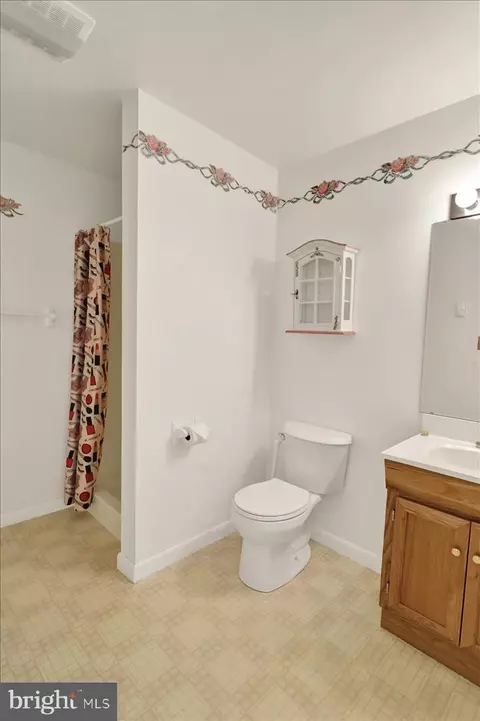 Bath - 702 Frederick St, Reading, PA 19607 photo 4 of 4