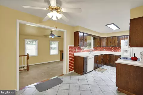 Entry Way - 702 Frederick St, Reading, PA 19607 photo 1 of 2