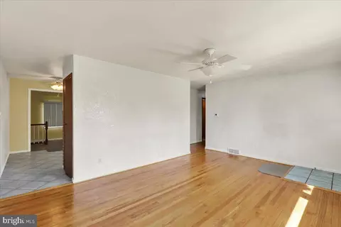 Living - 702 Frederick St, Reading, PA 19607 photo 4 of 7