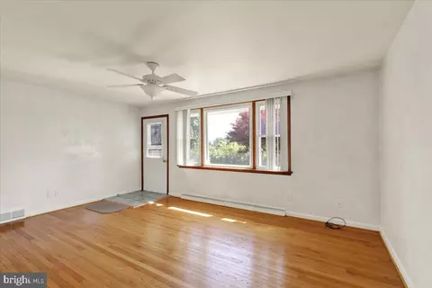 Living - 702 Frederick St, Reading, PA 19607 photo 3 of 7