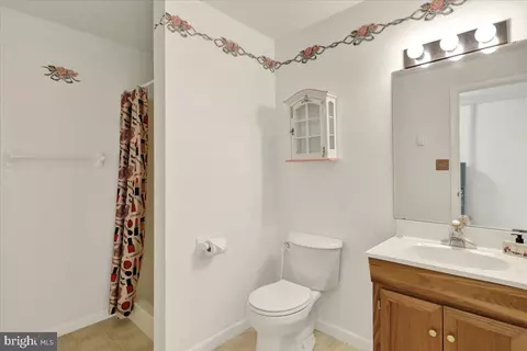 Bath - 702 Frederick St, Reading, PA 19607 photo 3 of 4