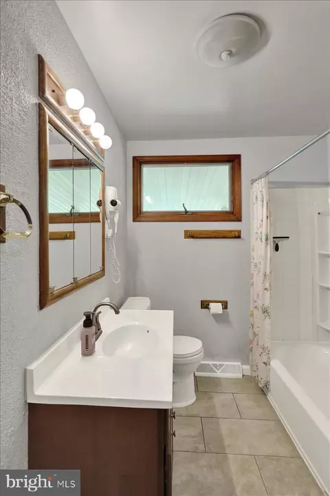 Bath - 702 Frederick St, Reading, PA 19607 photo 2 of 4