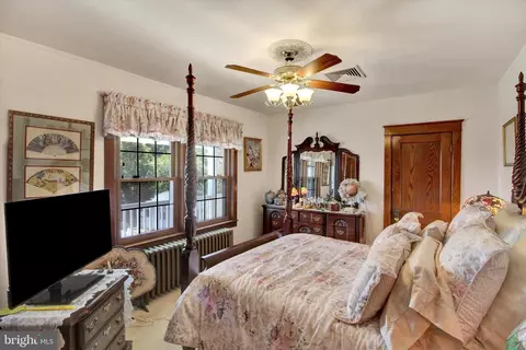 Bedroom - 238 E Walnut St, Reading, PA 19607 photo 4 of 6