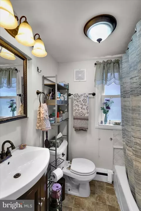 Bath - 312 Summit Ave, Reading, PA 19611 photo 2 of 3