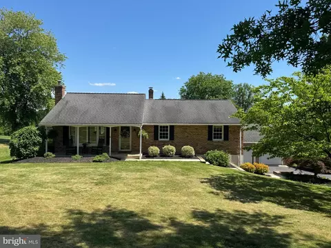61 Applewood Ln, Boyertown, PA 19512