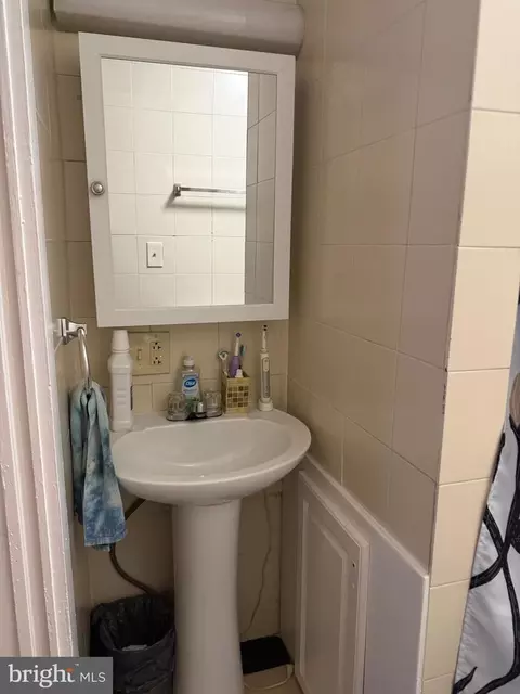 Bath - 523 Oley St, Wyomissing, PA 19610 photo 1 of 2