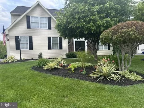 604 Farmingdale Dr, Douglassville, PA 19518
