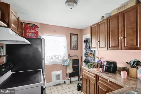 Entry Way - 1122 Buttonwood St, Reading, PA 19604 photo 5 of 8