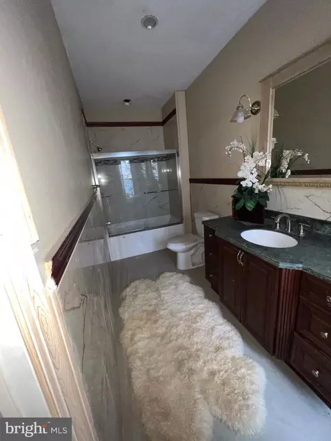 Bath - 541 Spring St, Reading, PA 19601 photo 1 of 2