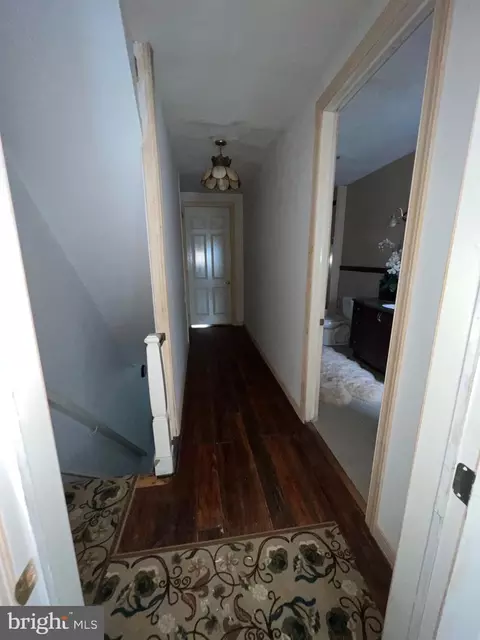 Entry Way - 541 Spring St, Reading, PA 19601 photo 2 of 15