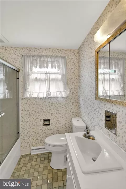 Bath - 328 Wheatland Ave, Reading, PA 19607 photo 2 of 5