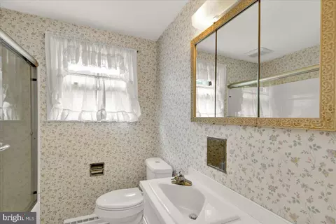 Bath - 328 Wheatland Ave, Reading, PA 19607 photo 3 of 5