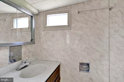 Bath - 328 Wheatland Ave, Reading, PA 19607 photo 4 of 5