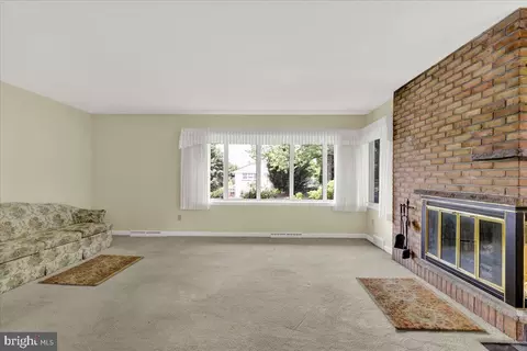 Living - 328 Wheatland Ave, Reading, PA 19607 photo 3 of 5