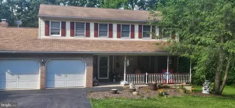 5 White Oak Dr, Fleetwood, PA 19522