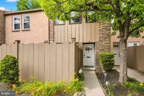 7 Club Ln, Reading, PA 19607