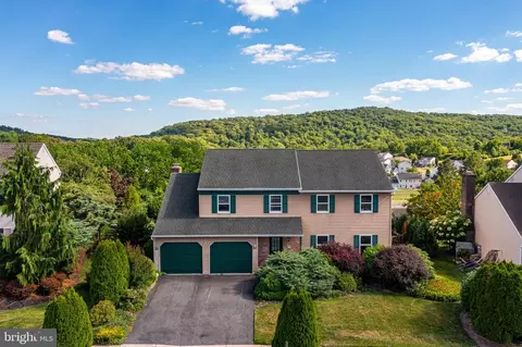 41 Flint Ridge Dr, Shillington, PA 19607