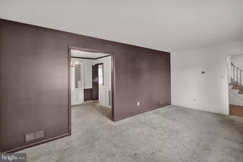 Living - 2104 Gring Dr, Wyomissing, PA 19610 photo 2 of 5