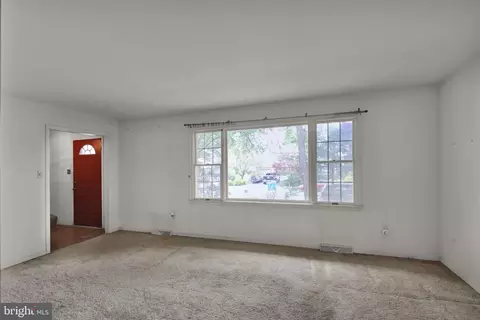 Living - 2104 Gring Dr, Wyomissing, PA 19610 photo 3 of 5