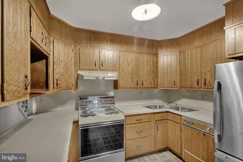 Kitchen - 2104 Gring Dr, Wyomissing, PA 19610 photo 2 of 3