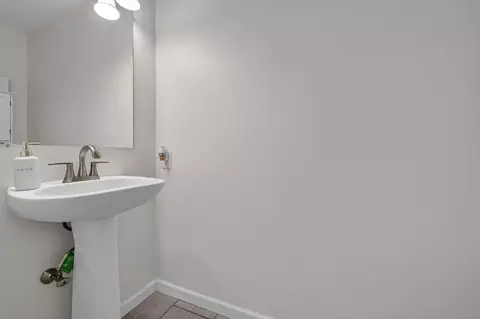 Bath - 387 Oneida Dr, Reading, PA 19608 photo 1 of 2