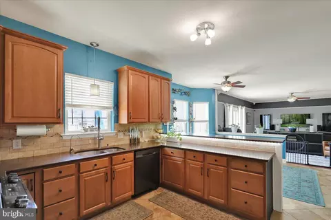 Entry Way - 22 Shelly Dr, Reading, PA 19608 photo 2 of 11