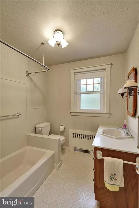 Bath - 116 N Miller St, Reading, PA 19607 photo 2 of 2