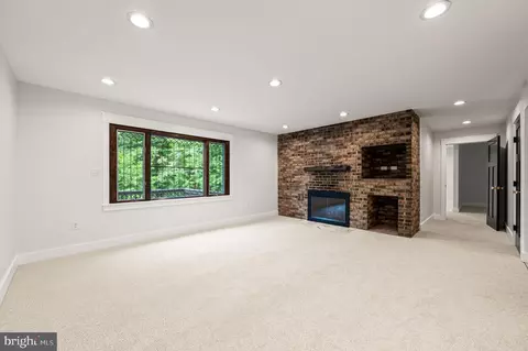 Living - 41 Devon Dr, Reading, PA 19606 photo 3 of 6