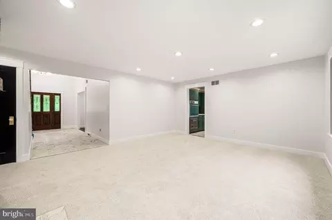 Living - 41 Devon Dr, Reading, PA 19606 photo 2 of 6