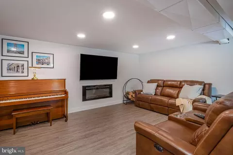 Living - 344 Pennwyn Pl, Reading, PA 19607 photo 4 of 4