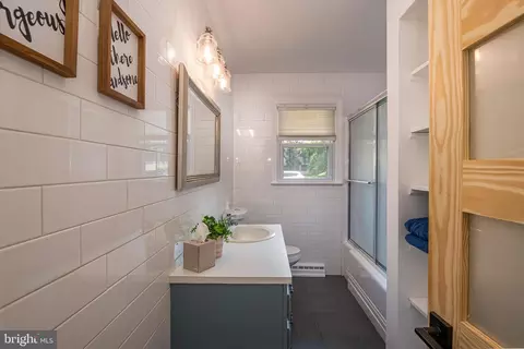 Bath - 344 Pennwyn Pl, Reading, PA 19607 photo 1 of 1