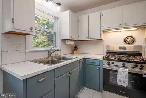 Kitchen - 344 Pennwyn Pl, Reading, PA 19607 photo 2 of 3