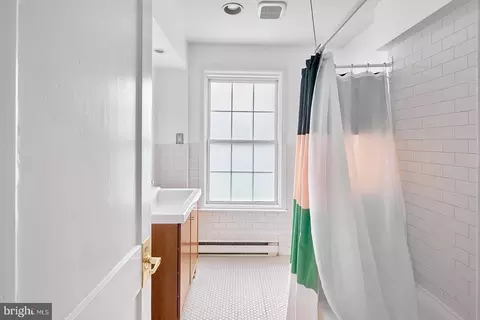 Bath - 1401 Perry St, Reading, PA 19604 photo 1 of 2
