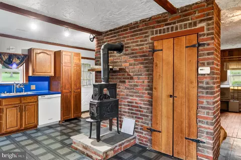 Entry Way - 540 Church Rd, Reading, PA 19607 photo 3 of 13