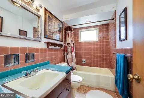 Bath - 1847 Elder St, Reading, PA 19604 photo 3 of 6
