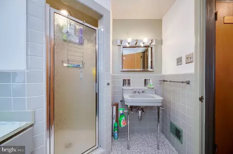 Bath - 1847 Elder St, Reading, PA 19604 photo 2 of 6
