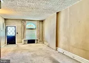 Living - 910 N 5th St, Reading, PA 19601 photo 1 of 3